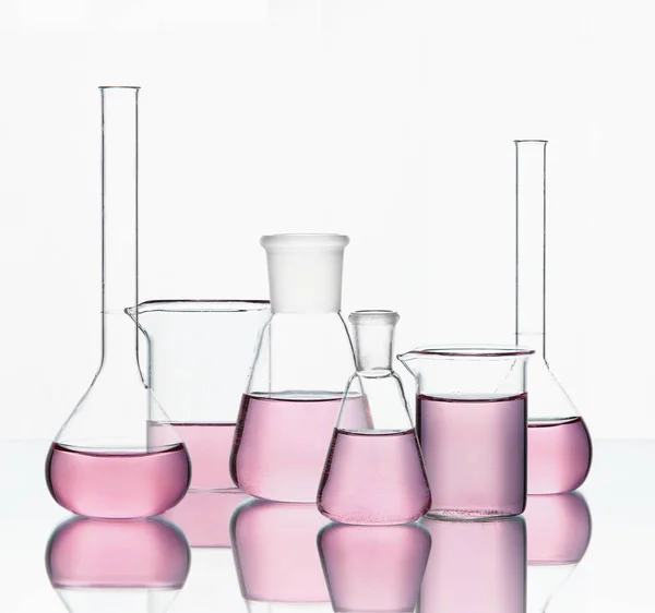 实验室用品。彩色化学液体玻璃器皿 — 图库照片