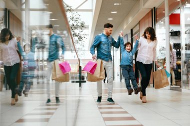 Aile alışveriş. Mutlu insanlar alışveriş merkezinde