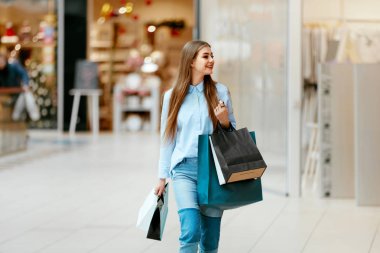 Alışveriş kadın. Alışveriş merkezinde yürüyen kadın