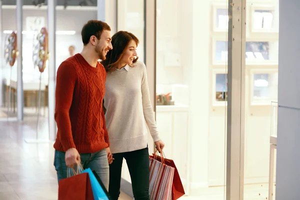 Paar winkelen. Gelukkig Man en vrouw met zakken — Stockfoto