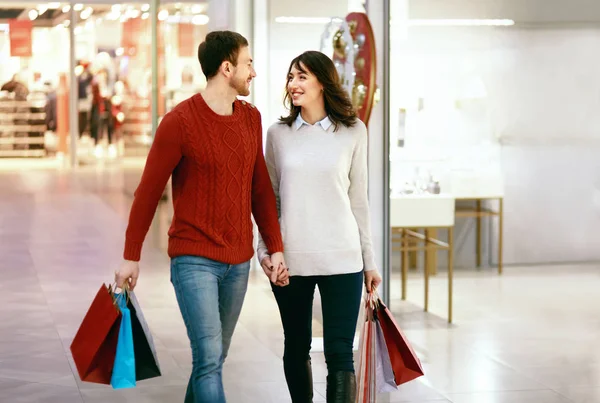 カップルは、ショッピングします。幸せな男とバッグを持つ女性 — ストック写真