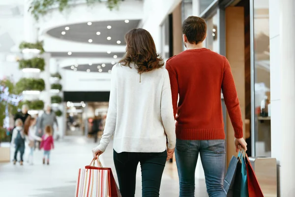 Winkelen. Achteraanzicht van paar met tassen In winkelcentrum — Stockfoto