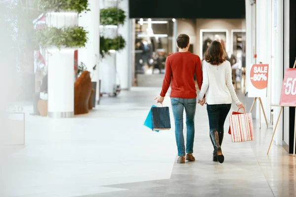 Winkelen. Achteraanzicht van paar met tassen In winkelcentrum — Stockfoto