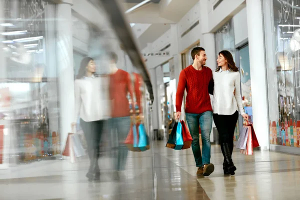 Paar winkelen. Gelukkig Man en vrouw met zakken — Stockfoto