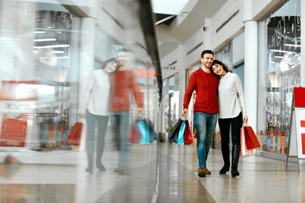 Un paio di acquisti. Felice uomo e donna con borse — Foto Stock