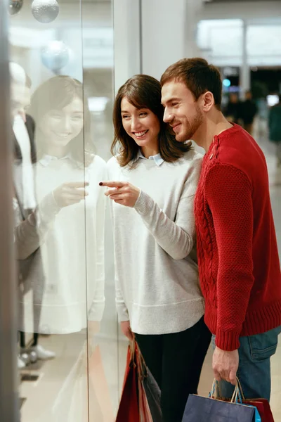 Centro commerciale. Uomo e donna guardando attraverso la finestra del negozio — Foto Stock