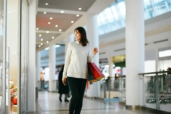 Vrouw winkelen. Vrouwelijke wandelen In winkelcentrum — Stockfoto