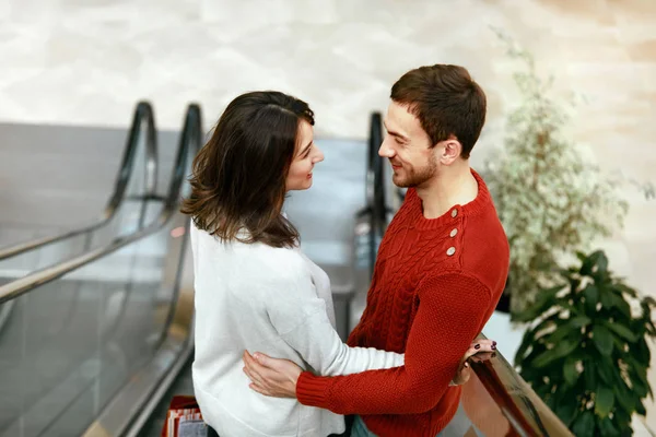 购物。购物中心自动扶梯上的情侣 — 图库照片
