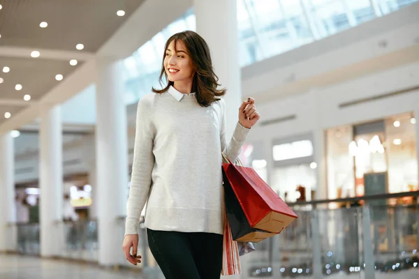 Vrouw winkelen. Vrouwelijke wandelen In winkelcentrum — Stockfoto