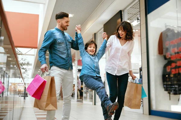 Familie winkelen. Gelukkige mensen In winkelcentrum — Stockfoto