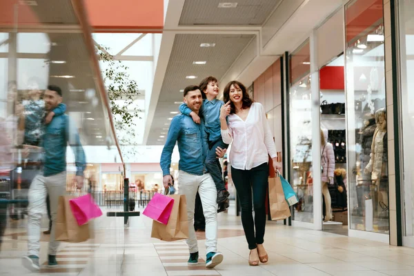 Familie winkelen. Gelukkige mensen In winkelcentrum — Stockfoto