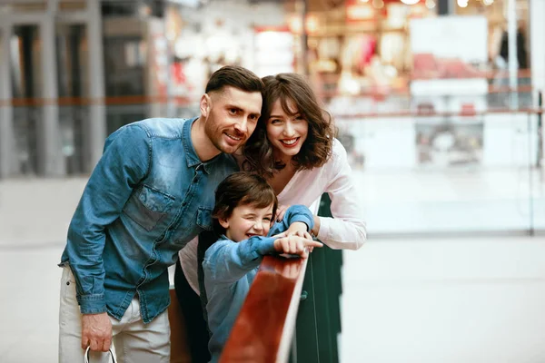 Família feliz compras e se divertindo no shopping — Fotografia de Stock