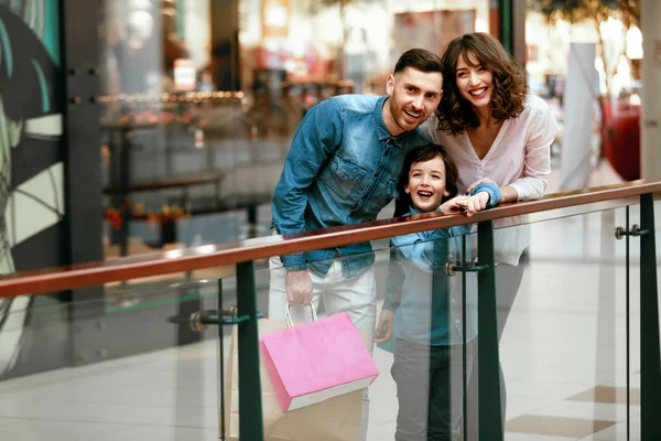 Mutlu aile alışveriş ve alışveriş merkezinde eğleniyor