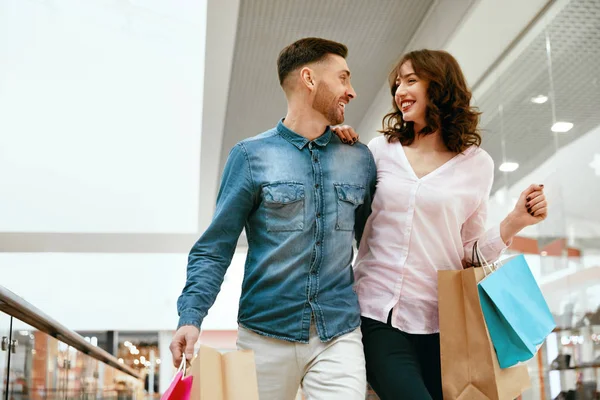 Faire du shopping. Couple avec sacs dans le centre commercial — Photo