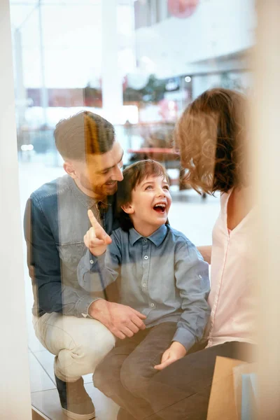 Family In Shopping Mall. People Looking Through Window — Stock Photo, Image