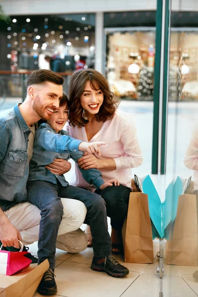 Gelukkige familie winkelen en plezier In winkelcentrum — Stockfoto
