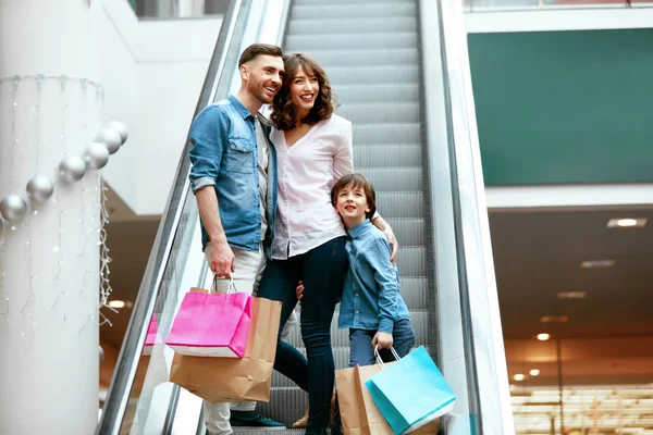 Familie winkelen. Gelukkige mensen In winkelcentrum — Stockfoto