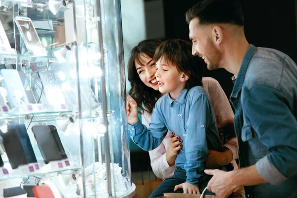 Famiglia nel centro commerciale. Persone che guardano attraverso la finestra — Foto Stock