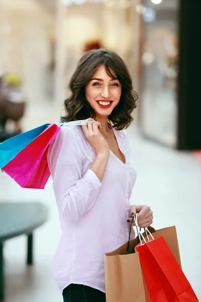 Vrouw in het winkelcentrum — Stockfoto