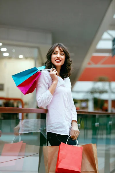 Vrouw in het winkelcentrum — Stockfoto