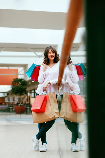 Vrouw in het winkelcentrum — Stockfoto