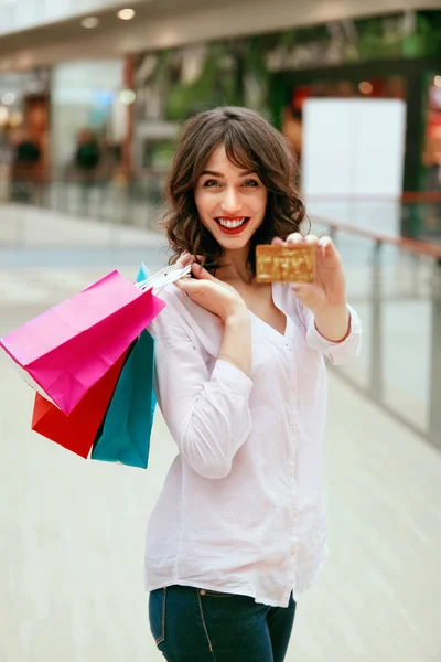 Winkelen met Credit Card. vrouw met boodschappentassen In winkelcentrum. — Stockfoto