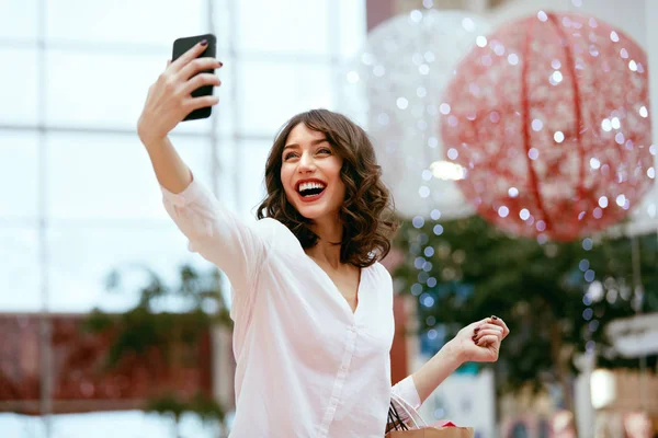 Winkelen. Lachende vrouw nemen van foto's In winkelcentrum — Stockfoto