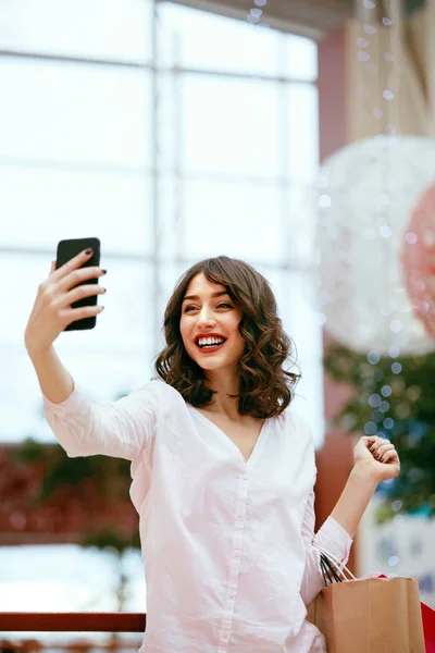 Compras. Mujer sonriente tomando fotos en el centro comercial —  Fotos de Stock