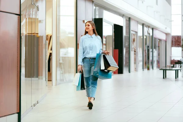 Vrouw winkelen. Vrouwelijke wandelen In winkelcentrum — Stockfoto