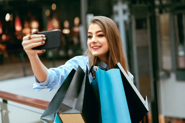 Winkelen. Lachende vrouw nemen van foto's In winkelcentrum — Stockfoto