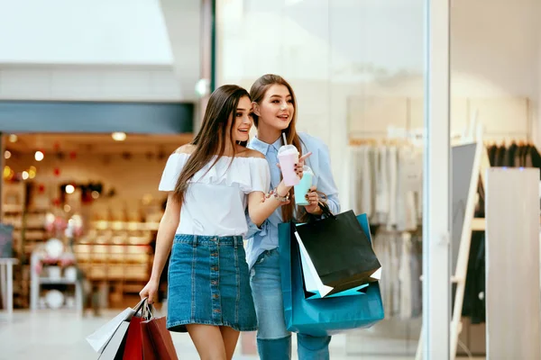 Shopping av jenter. Kvinnelige venner på kjøpesenteret – stockfoto