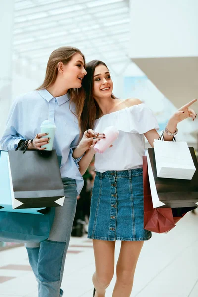 Shopping av jenter. Kvinnelige venner på kjøpesenteret – stockfoto