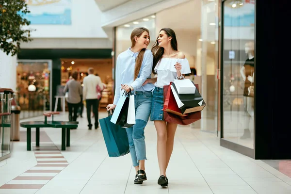 Shopping av jenter. Kvinnelige venner på kjøpesenteret – stockfoto