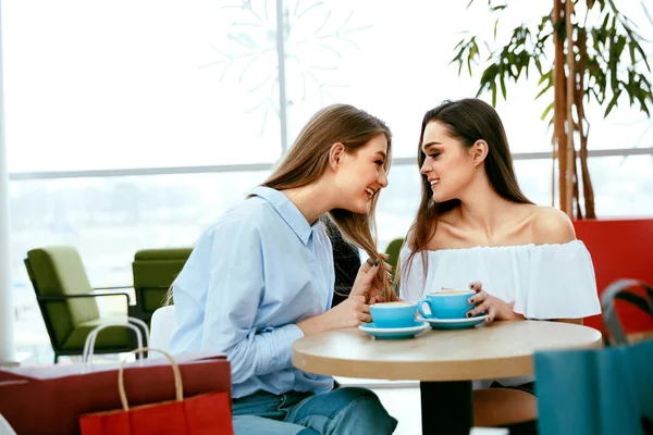 Meninas amigos bebendo café no café — Fotografia de Stock