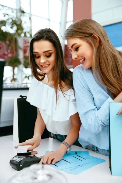 Centro commerciale. Ragazze che pagano con carta di credito — Foto Stock