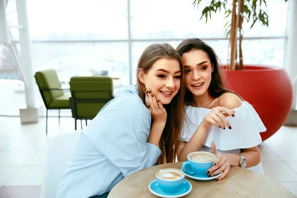 Meninas amigos bebendo café no café — Fotografia de Stock