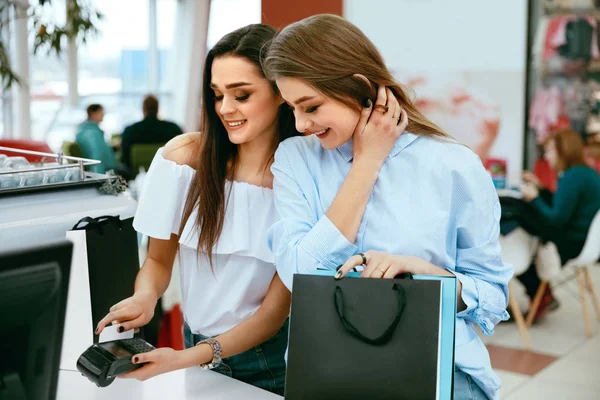Kjøpesentret. Jenter som betaler med kredittkort – stockfoto