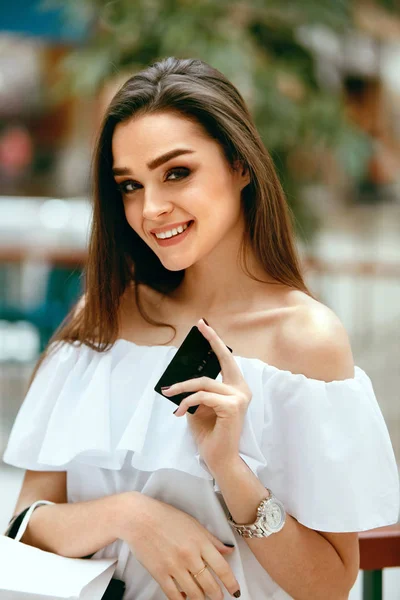 Mujer con tarjeta de crédito en el centro comercial — Foto de Stock