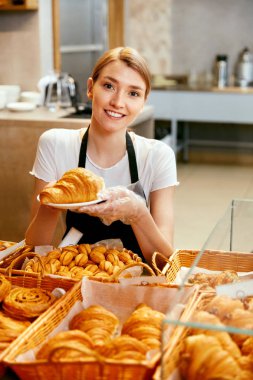 Pastane Dükkanı. Mutlu kadın satan pasta