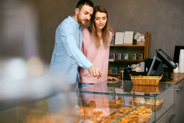 Bageriet. Man och kvinna i konditori — Stockfoto