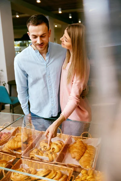 Bageriet. Man och kvinna i konditori — Stockfoto