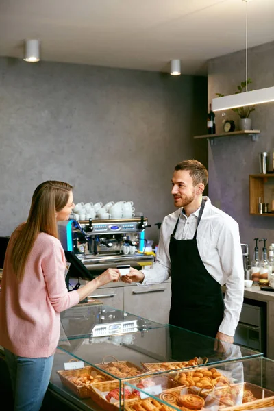 Kvinnan betalar med kreditkort i bageriet — Stockfoto