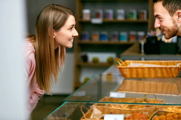 Bakelse. Kvinnan att välja färska bageri i butik. — Stockfoto