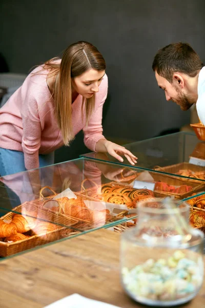 Pasticceria. Donna che sceglie il forno fresco nel negozio . — Foto Stock