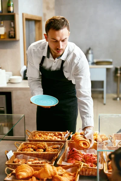 Man Selling Bakery In Pastry Shop — Stock Photo, Image