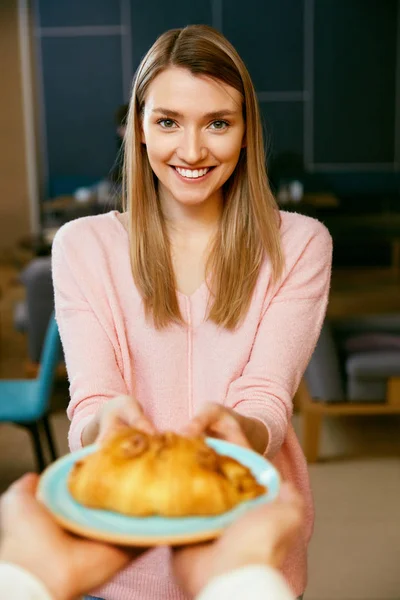 Mulher bonita segurando placa com Croissant — Fotografia de Stock