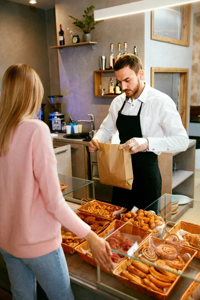 Bageriet. Kvinnliga kunden att köpa färska bakverk — Stockfoto