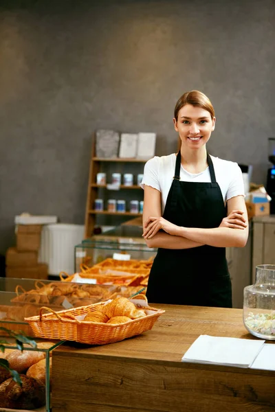 Konditori. Porträtt av ung kvinna som arbetar i bageri — Stockfoto