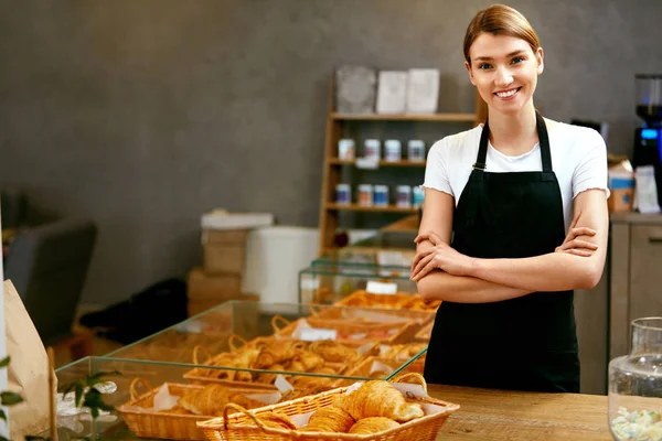 Pastry Shop. Portrait Of Young Woman Working In Bakery — Stock Photo, Image