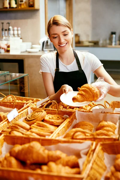 Bageriet. Lycklig kvinna säljer bakverk — Stockfoto